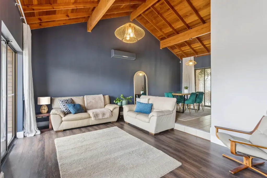Redwood Park 3कमरा Elevated Family Living with Sweeping Hills Views