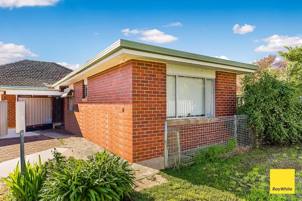Spacious & Convenient Living in Flora Hill - Water included in Rent