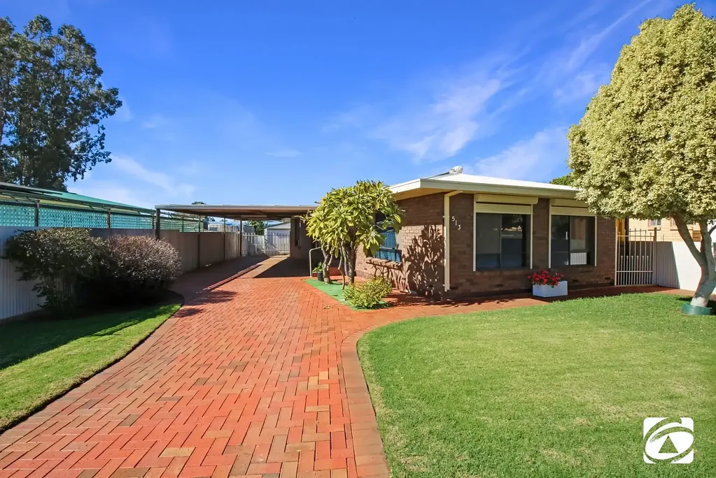 Broken Hill 3Moenga LOCATION, BRICK, POOL & FAMILY!