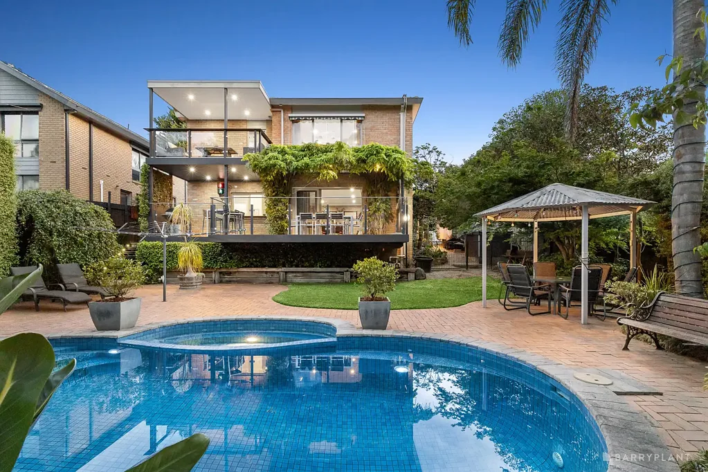 Donvale 4ਬੈੱਡਰੂਮ Refined Family Entertainer in Peaceful Parkside Cul-de-Sac