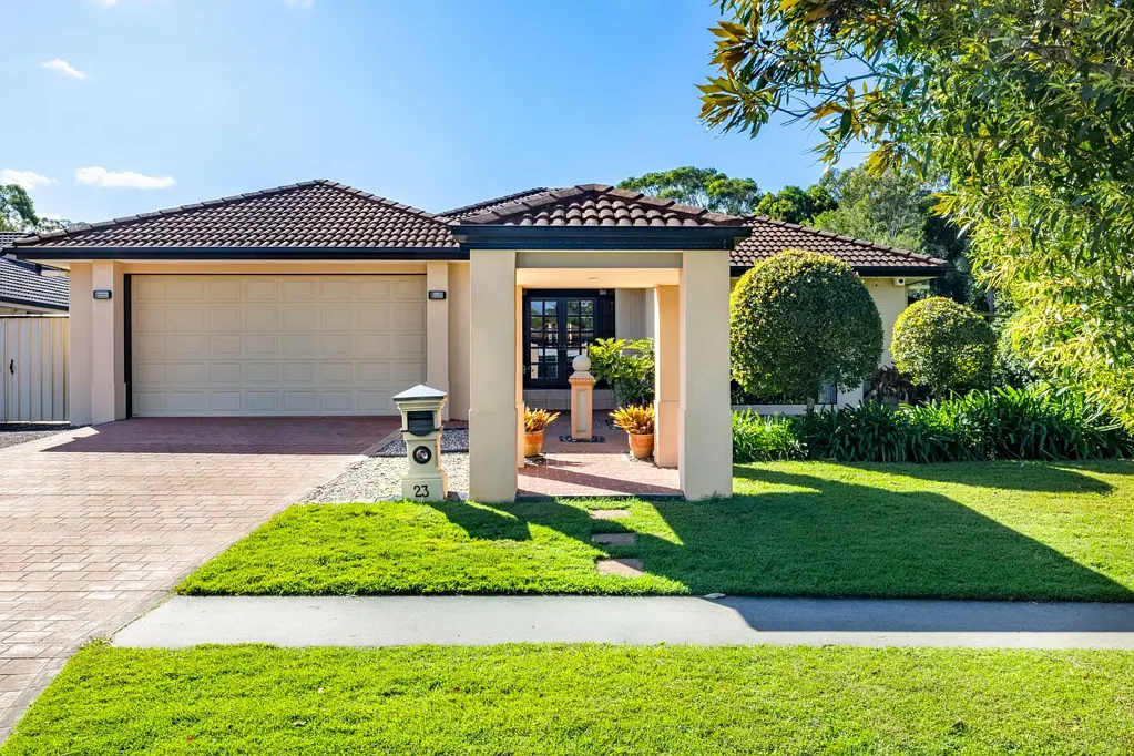 Sippy Downs 4房  Acreage Feel Meets Lakefront Living in the Heart of Sippy Downs