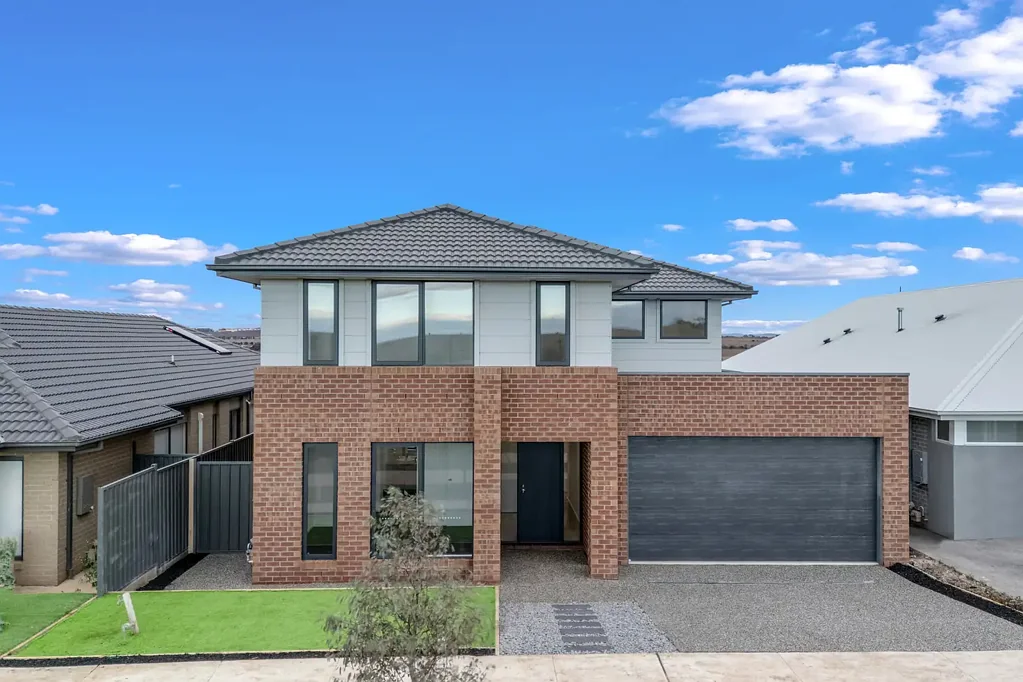 Stunning Double-Storey Residence in Grandview Estate – 5 Bedrooms with Premium Features