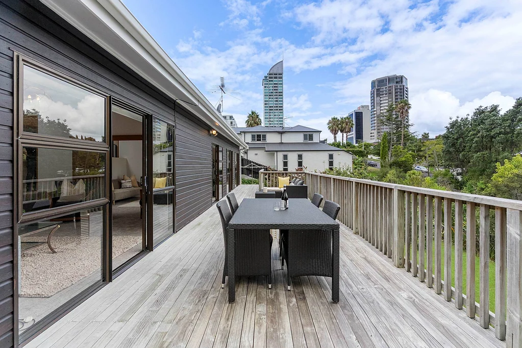 Takapuna 4房 核心区绝版静街私邸！私密全景露台+内进式双车库+木制天花板，毗邻海滩、名校与高速！ Ultimate Takapuna Waterfront Sanctuary - Ignore CV