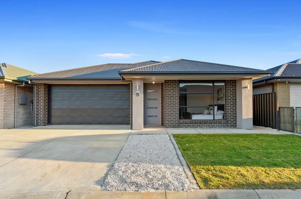 MODERN 3 BEDROOM FAMILY HOME IN ANGLE VALE