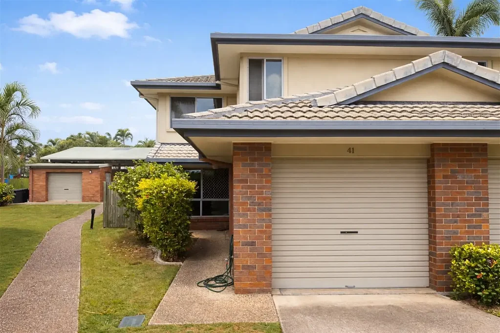 Runcorn 2Habitaciones Private Poolside Position | Flexible 3-Bedroom Potential | Secure Living in Regency Heights