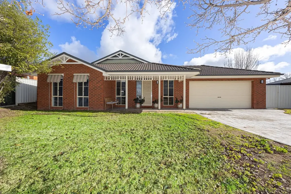 18 Walla Place, Glenfield Park, NSW 2650