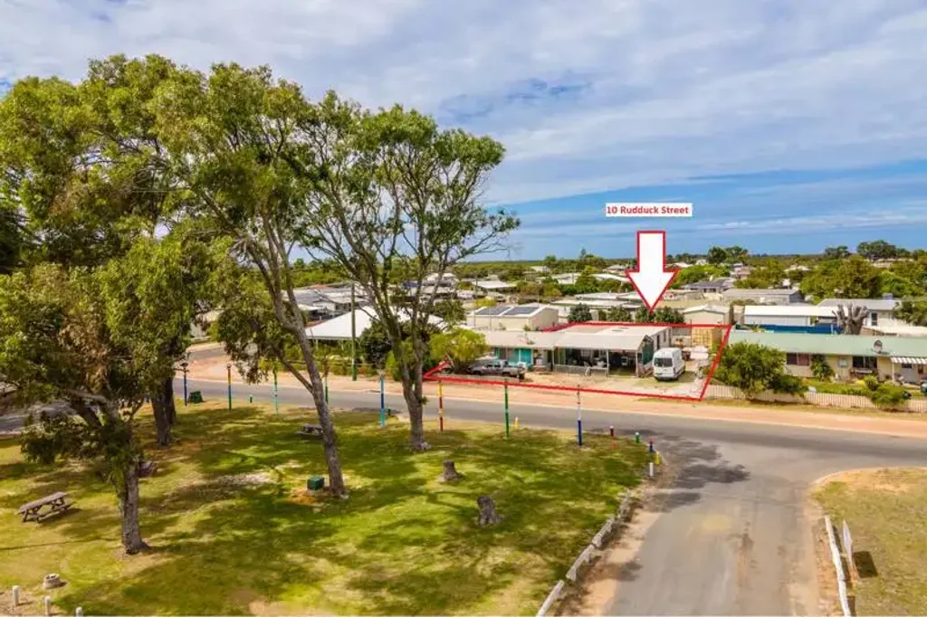 Leeman 6 Bedroom CENTRAL LOCATION - 2 BEDROOM HOME WITH PROJECT BUILDING