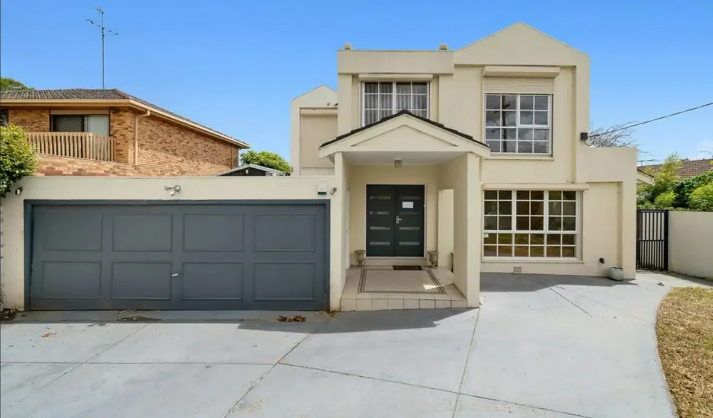Stylish 4 bedrooms house, within walking distance of Ruffey Lake Park.