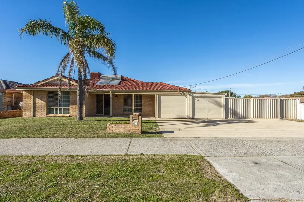 GREAT 3X2 FAMILY HOME WITH LARGE POWERED WORKSHOP AND DRIVE-THRU SIDE ACCESS