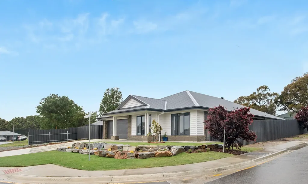 Woodside 5房  A 2025 premium family home on a fully landscaped 800m2 allotment