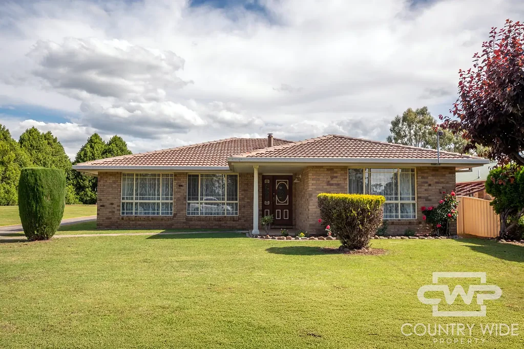 Glen Innes 3ਬੈੱਡਰੂਮ Well-Maintained Brick Home with Space, Warmth & Comfort