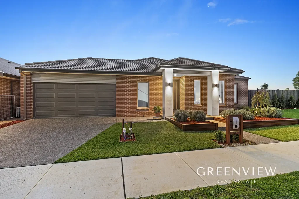 Clyde North 4房  Spacious Family Living on 862sqm with Exceptional Outdoor Entertaining