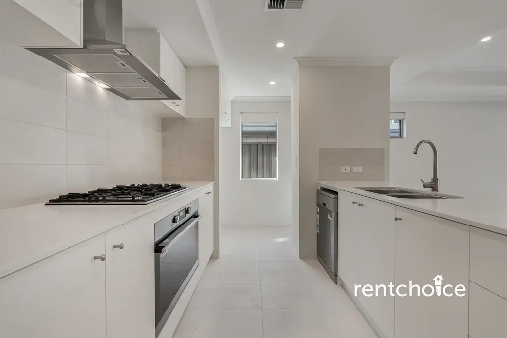Near new Spacious family home in prime Baldivis location