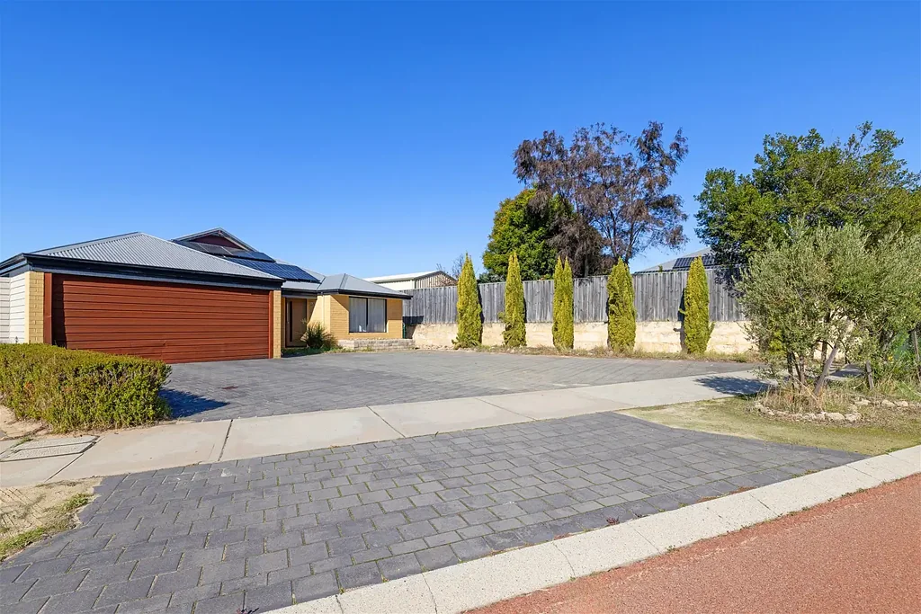 Ellenbrook 4 Slaapkamer DO NOT MISS THIS 4 x 2 Opportunity - BRING YOUR PAINT BRUSH!