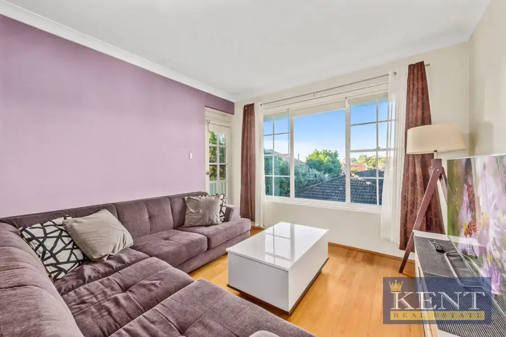Convenient Top-Floor 2-Bedroom Residence