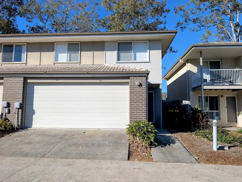 MODERN AIR-CONDITIONED FOUR BEDROOM TOWN HOUSE - DOUBLE GARAGE - PERFECTLY LOCATED IN CENTRAL OXLEY