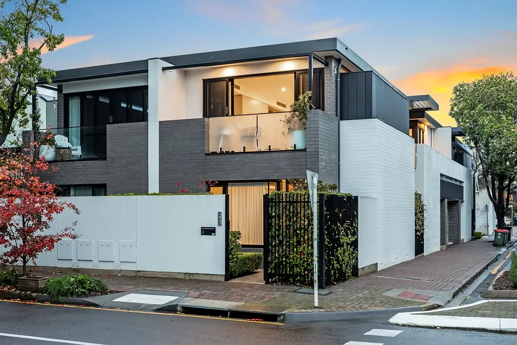 Norwood 3Zimmer An award-winning, forward-thinking corner townhouse, cut from Norwood's past…