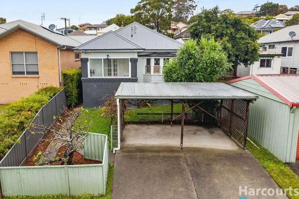 New Lambton 3房  Character filled beauty, rear lane access, 200m to village