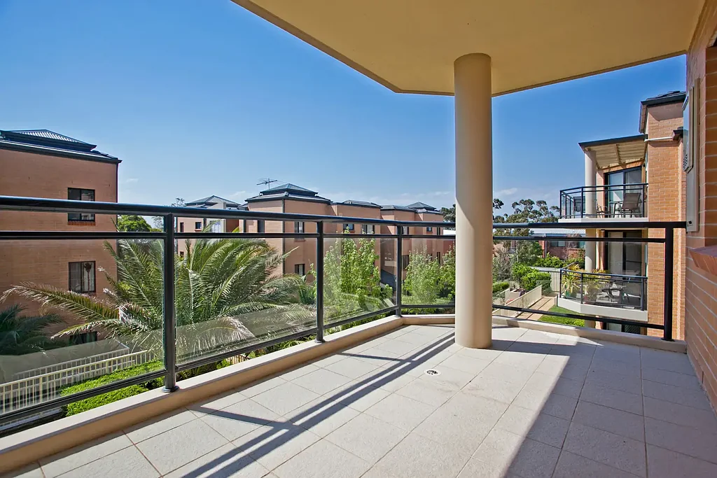 SPACIOUS AND MODERN NORTH FACING APARTMENT IN POPULAR CUL-DE-SAC LOCALE