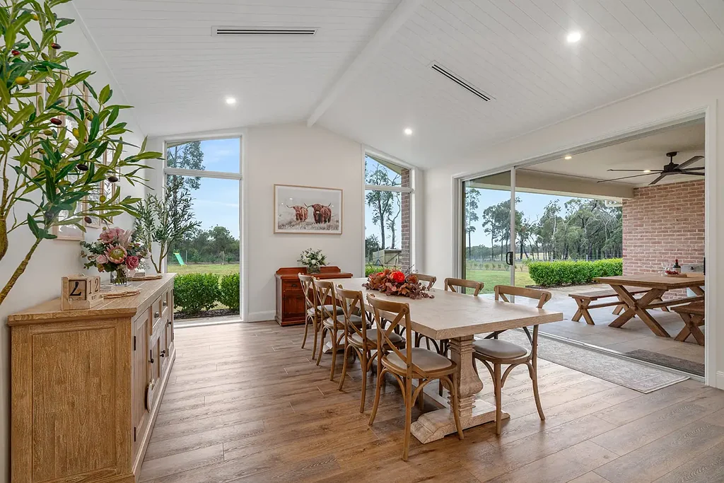 Balmoral Village 5 Slaapkamer Modern family living and relaxed country charm!