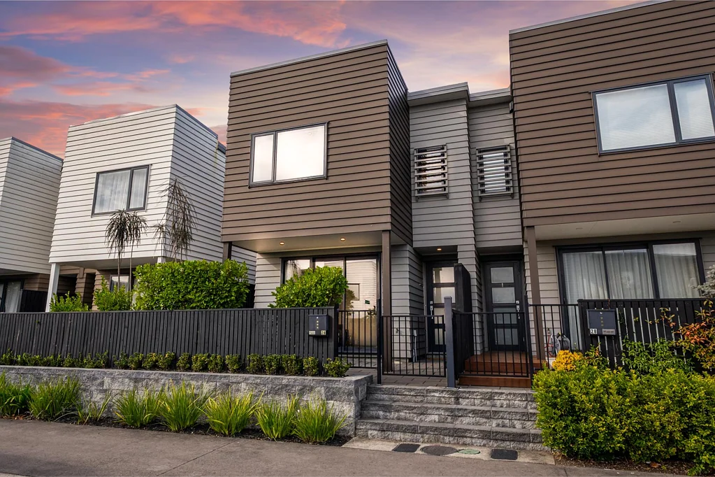 Hobsonville 3房 全巷最大停车位 + Hobsonville Point 双名校 + 公园为邻，这才是家庭生活的满分答案！ The Carpark, The Schools, The Park