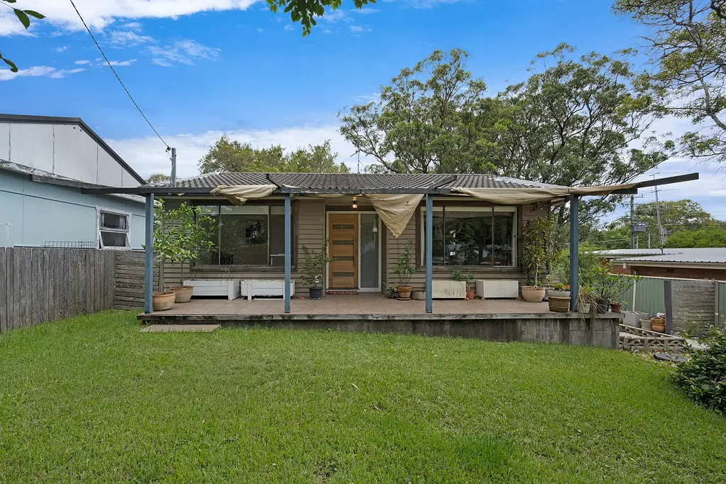 Budgewoi 2房  Convenient Location - Plenty of Potential