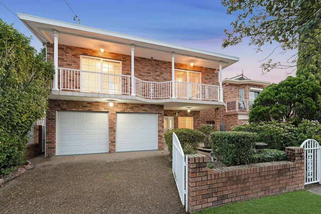 Hurstville 6ห้องนอน Expansive Double Brick Family Home with Space for Every Stage of Life