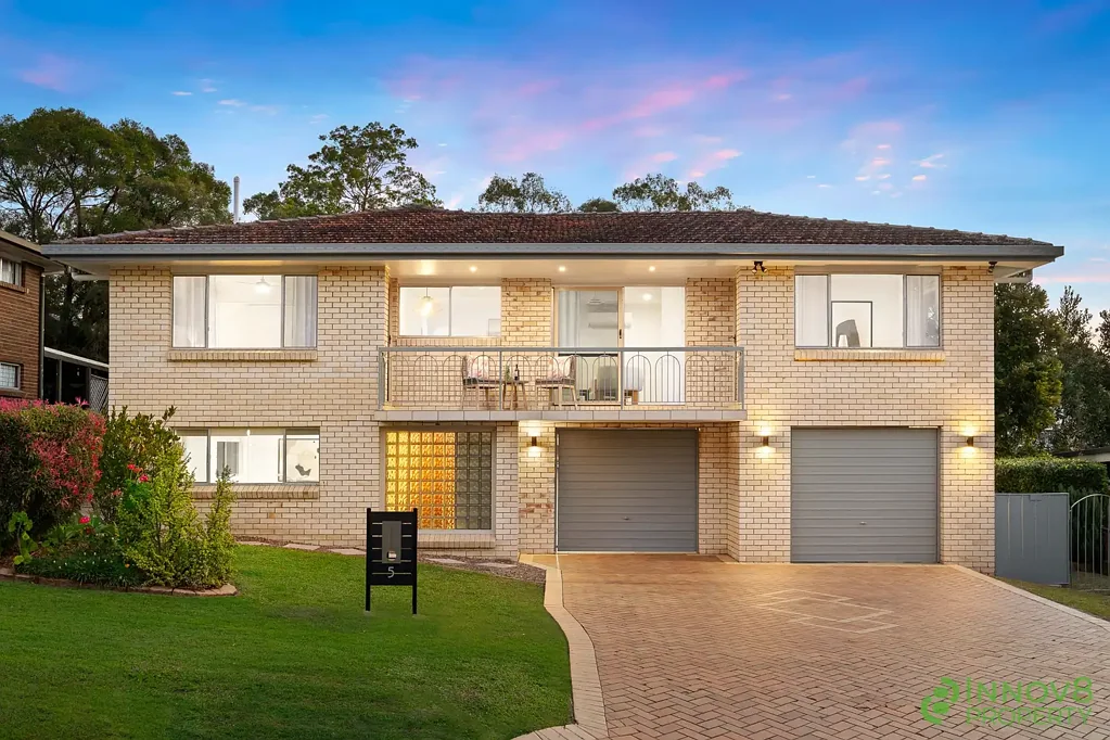 Everton Park 3ห้องนอน Beautifully Renovated High-Set Family Home With Multiple Living Areas, Side Access & A Dual Living Option!
