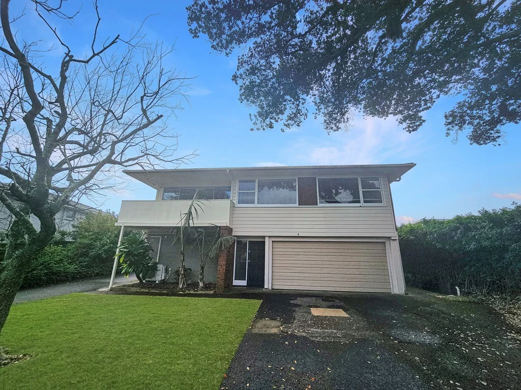 ONE TREE HILL  Moana Avenue 3 bedroom recently decorated with double lock up garage