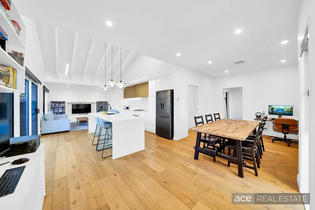 Laverton 3બેડરૂમ Modern Elegance with Cathedral-Style Living