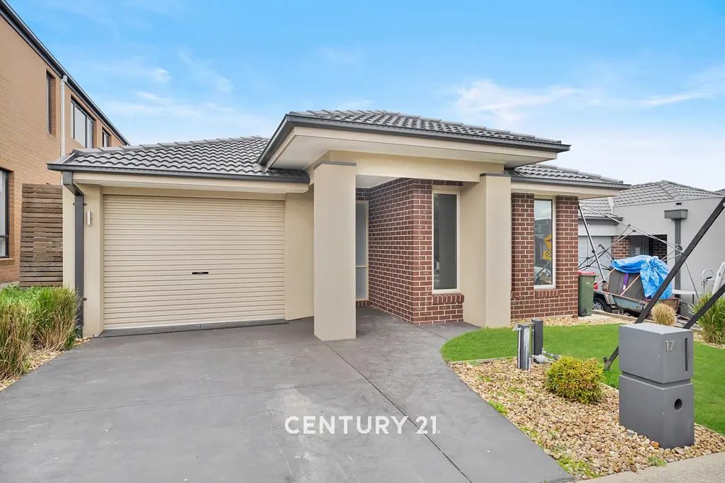 Leased ! FABULOUS MODERN HOME ON LOW MAINTENANCE BLOCK!