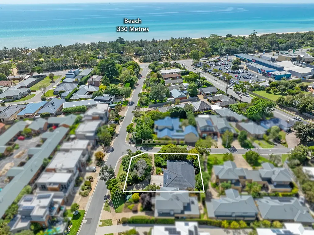 Rosebud 3房 海滨瑰宝 私密转角地 517m² 双面临街 步行海滩 开放式布局 主卧带套 双车库 遥控访问 太阳能 便捷生活 Footsteps to the Foreshore