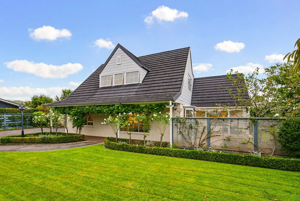 Waikanae 4房  Where Garden Precinct Charm Meets Modern Luxury.