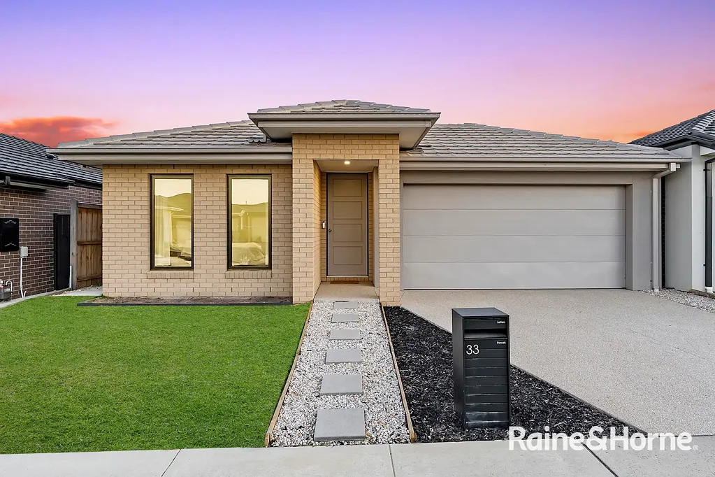 33 Cheddington Road, Cranbourne East, VIC 3977