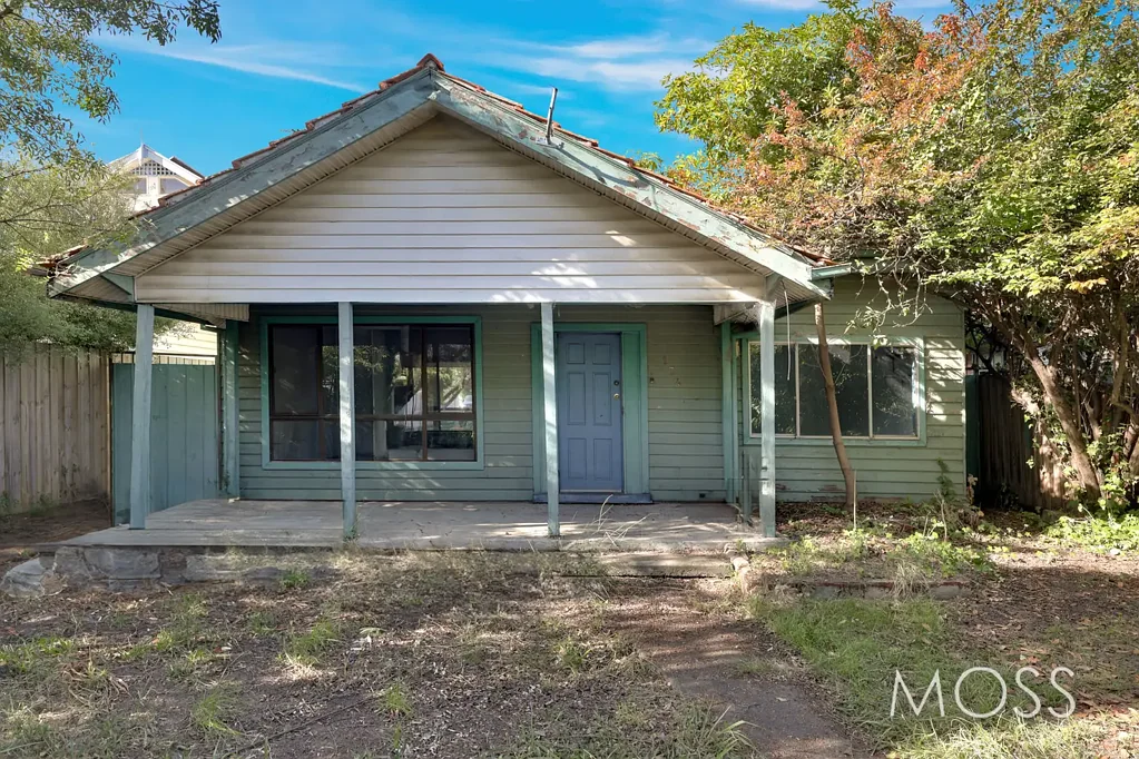 Northcote 4房 获批准规划许可 建造现代双层住宅 4卧室3浴室 独立街道前缀 黄金地段 近购物餐饮 交通便利 墨尔本优质开发用地 OPTION TO RENOVATE EXISITNG 4 BEDROOM HOME OR BUILD TWO DWELLINGS IN THE HEART OF NORTHCOTE - PLANNING PERMIT APPROVED