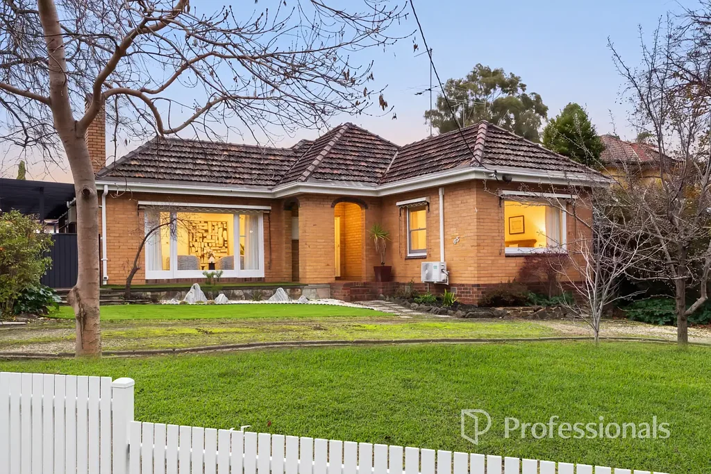 Glen Iris 4 Slaapkamer Rare Corner Opportunity with Dual-Living Flexibility and Exceptional Future Potential