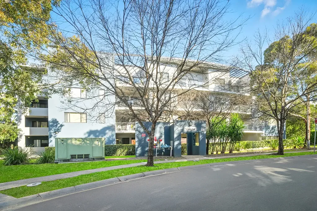 Kellyville Ridge 3房 宽敞三卧 优质不锈钢电器 阳光主卧套间 安全双车位 开放式生活区 流畅阳台延伸 地板到天花板浴室 稀有低维护 一楼便利位置 Stylish & Oversized Apartment in a Prime Kellyville Ridge Locale