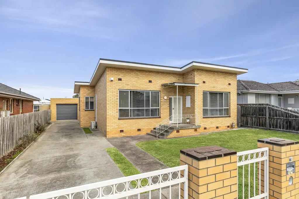 Bell Park 3 Bedroom On The Market For the First Time In 60 Years - Immaculate Family Home