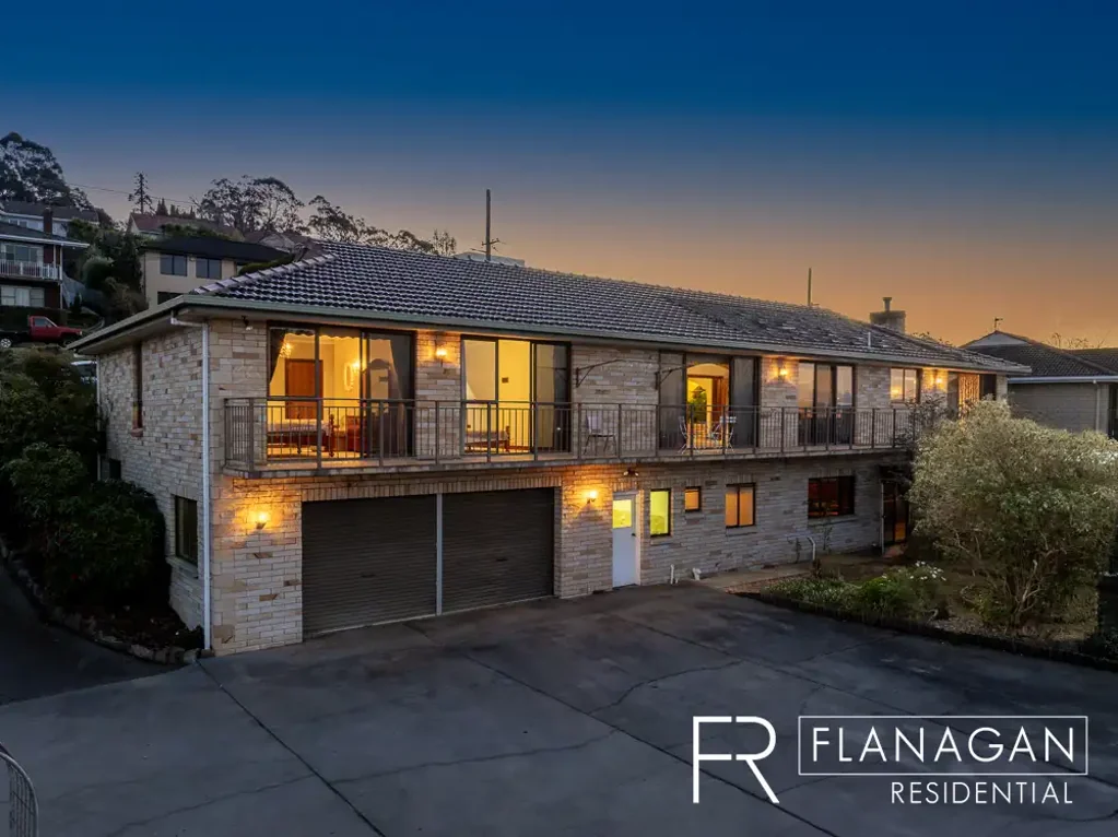 Trevallyn 4房  Commanding Views, Substantial Home, Double Block And An Indoor Pool!