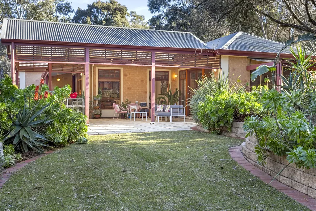 Blackwood 4 Bedroom At the end of a long agapanthus-lined driveway, 'Braeside' reveals an established oasis of impressive scale, just moments from Blackwood.