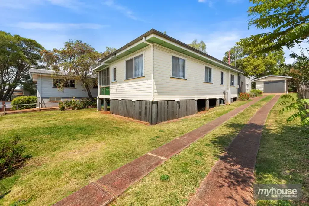 Harristown 3ਬੈੱਡਰੂਮ Solid Timber Home Full of Charm & Space on Large 966m2 Allotment!