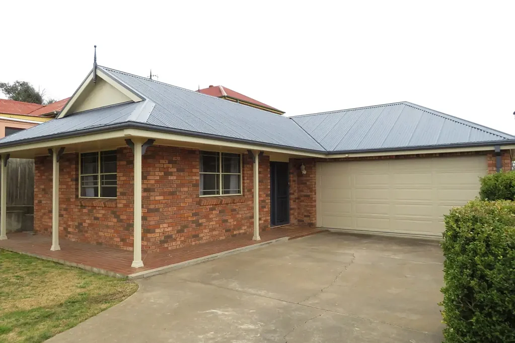 SPACIOUS FOUR BEDROOM HOME, CLOSE TO THE CBD!