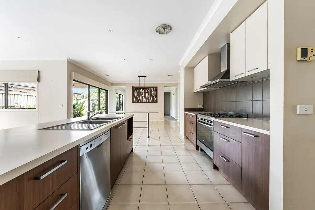 Spacious Ex-Display Home in Cascades on Clyde - Perfect for Families
