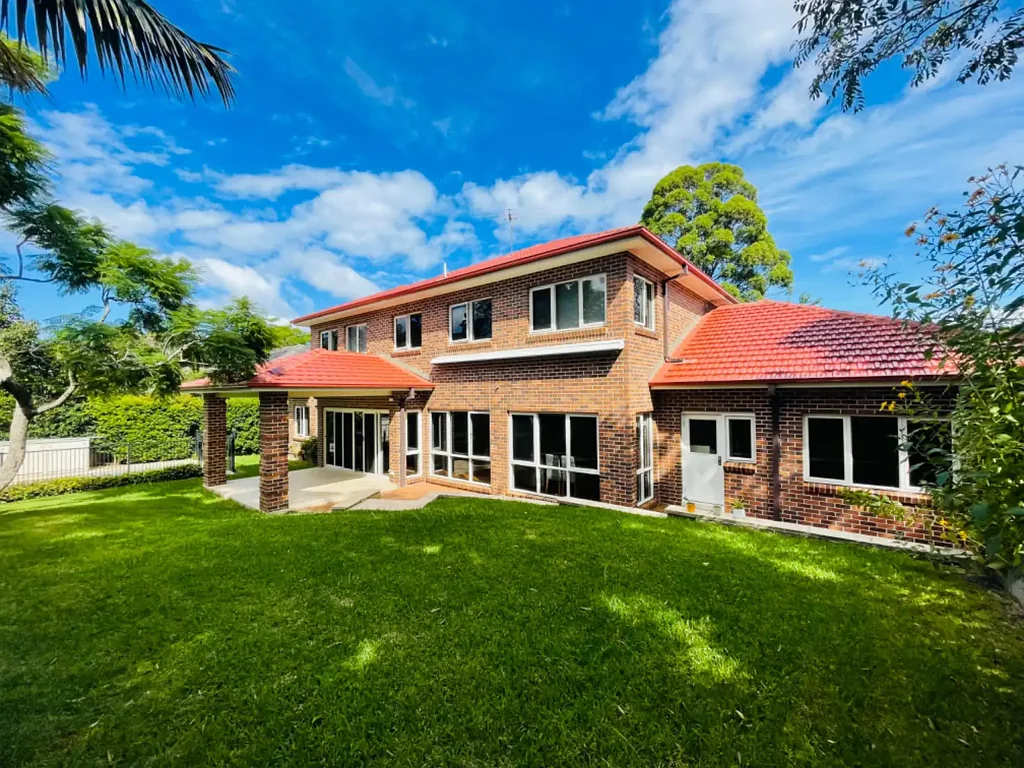 IMPRESSIVE MODERN RESIDENCE IN PRIZED LOCATION (6 Bedroom + 1 study +3 bathroom + 2 Car space)