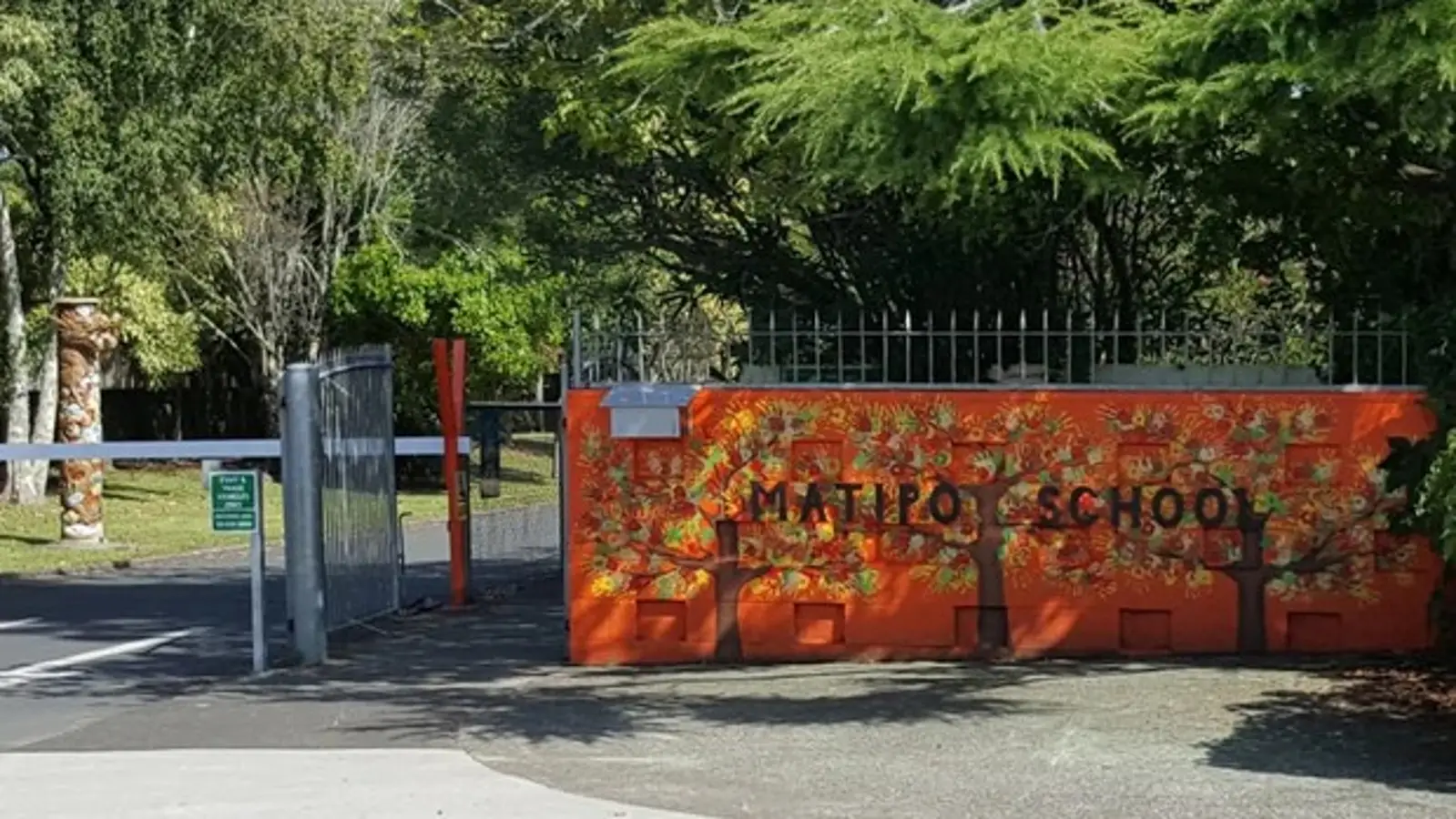奥克兰西区一所小学的整个董事会宣布辞职，教育部介入