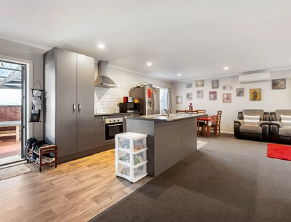 12 and 12A Southview Place, Manurewa, Manukau City, 6 Bedrooms, 3 Bathrooms, Home & Income