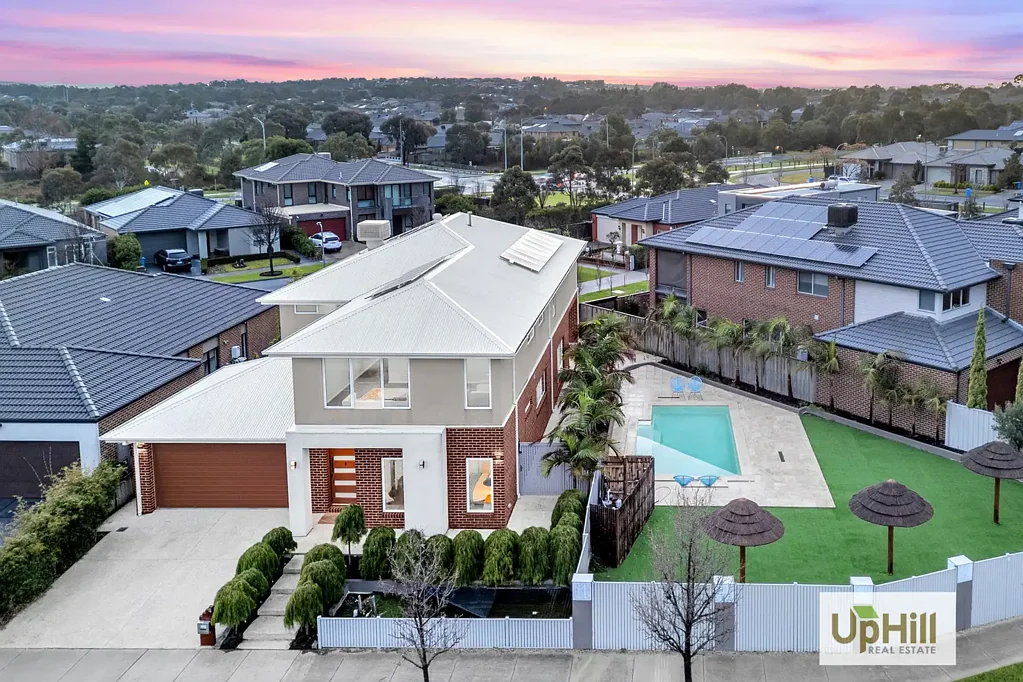 Clyde North 5 Bedroom Beauty on Riverbank - Berwick Waters Estate