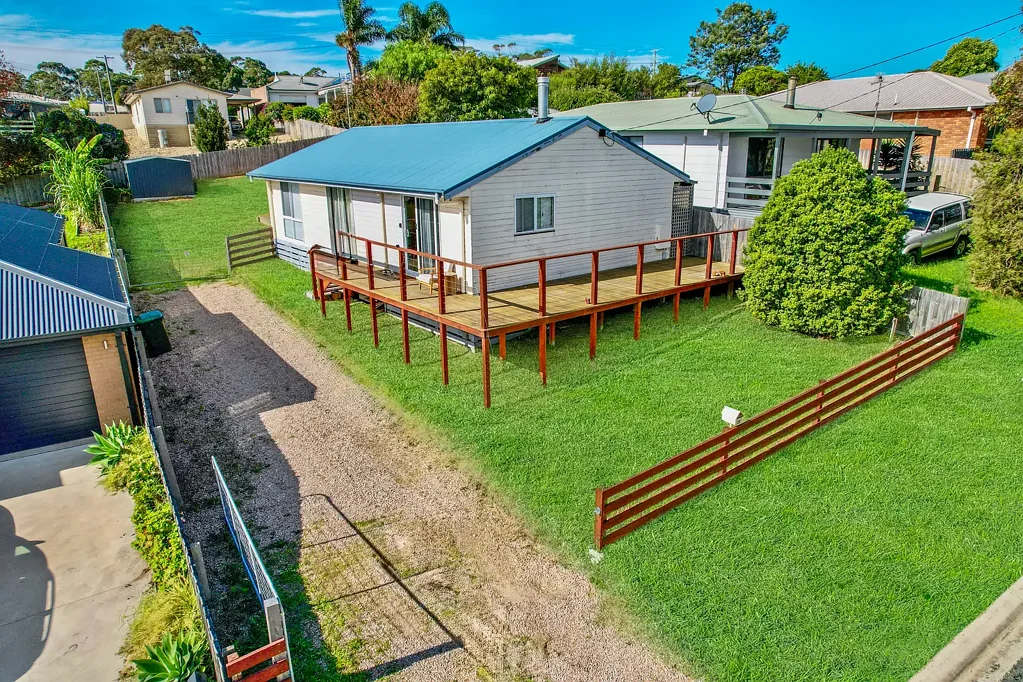 Lakes Entrance 3房  Renovated Coastal Gem and the Perfect Sea-Change Opportunity