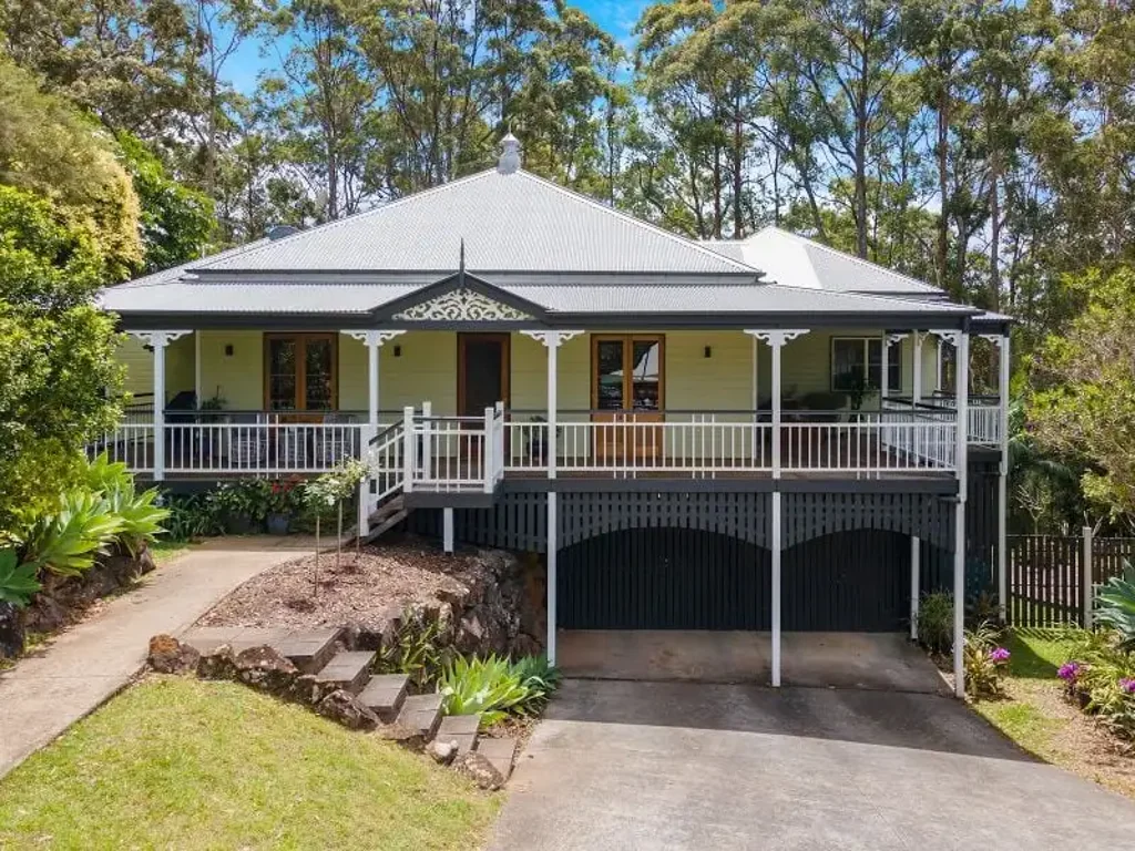 Tamborine Mountain 4ห้องนอน Stunning Contemporary Queenslander on a 2,359m2 block with Gold Coast Views, Saltwater pool and a Rainforest backdrop.
