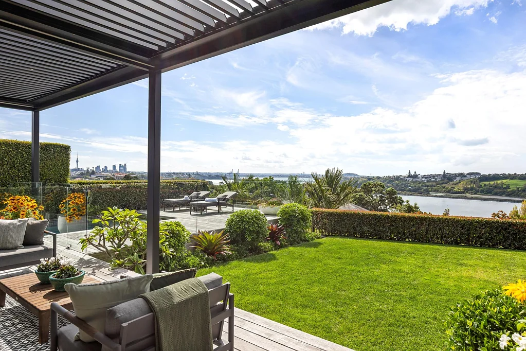 Remuera 5房 黑白之间的建筑诗篇｜匠心设计豪宅，尽收Sky Tower至Rangitoto全景 The black and white house